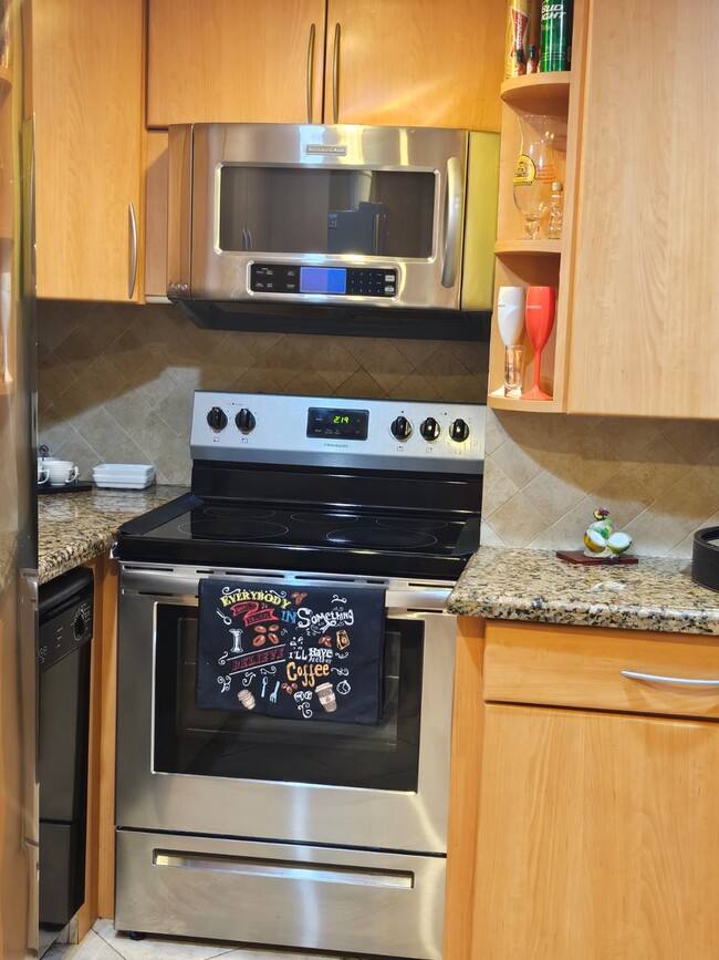 801 Brickell Ave, Unit MASTER BEDROOM in Miami, FL - Building Photo - Building Photo