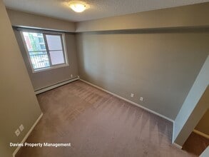 5816 Mullen Pl NW in Edmonton, AB - Building Photo - Building Photo