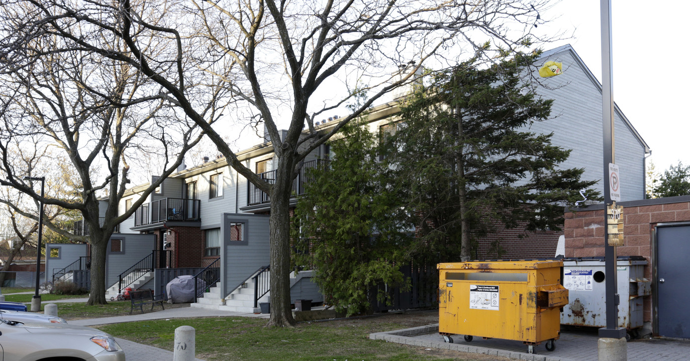 Chateau Janeville in Ottawa, ON - Building Photo