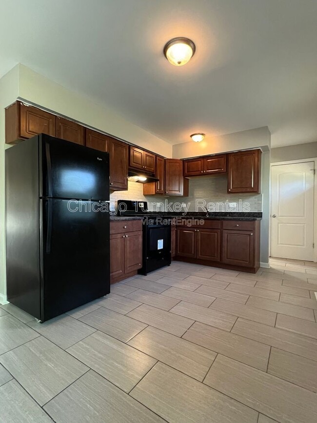 17504 Oakwood Dr in Hazel Crest, IL - Building Photo - Building Photo