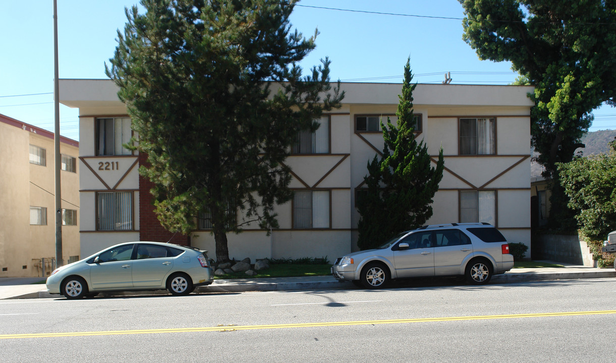 2211 N Verdugo Rd in Glendale, CA - Building Photo