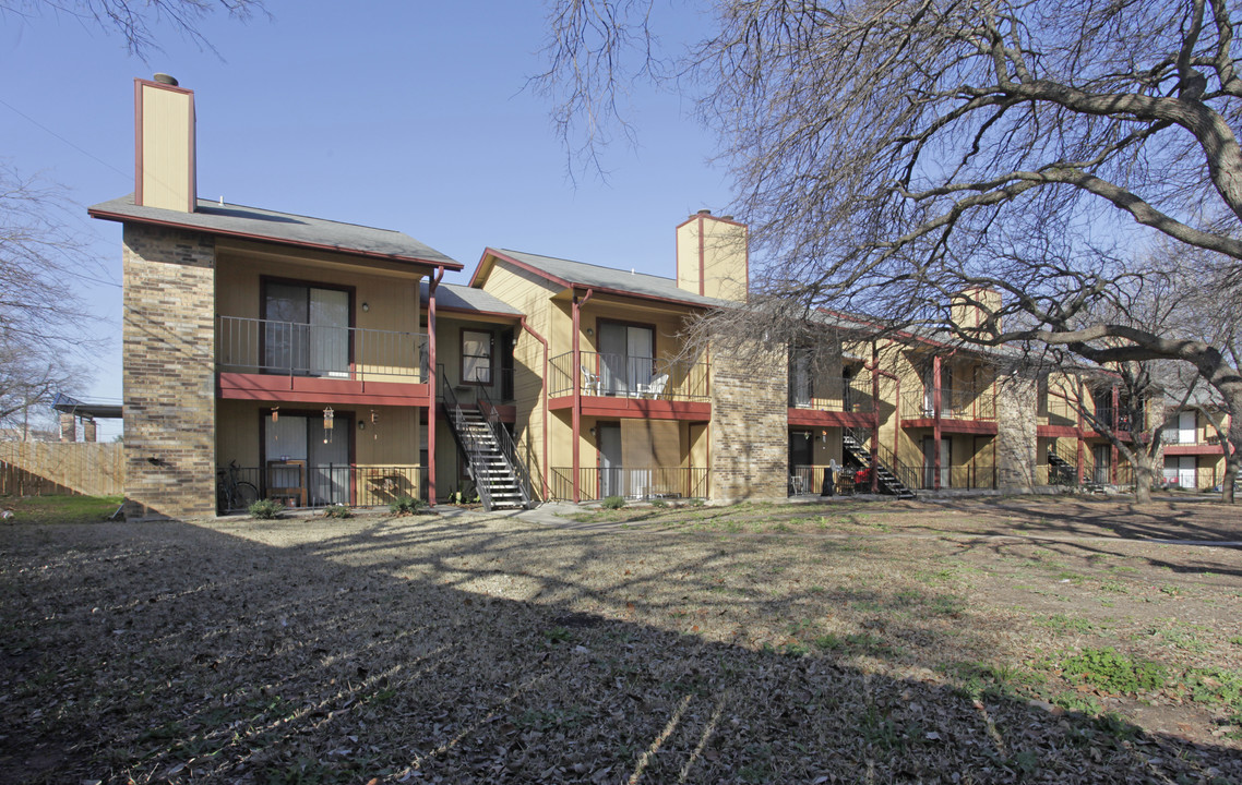 12 Oaks Apartments in Round Rock, TX - Building Photo