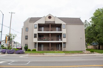 104 N Lincoln in Urbana, IL - Building Photo - Interior Photo