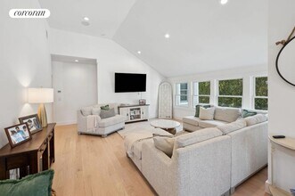 5 Halsey Ave in East Quogue, NY - Building Photo - Building Photo