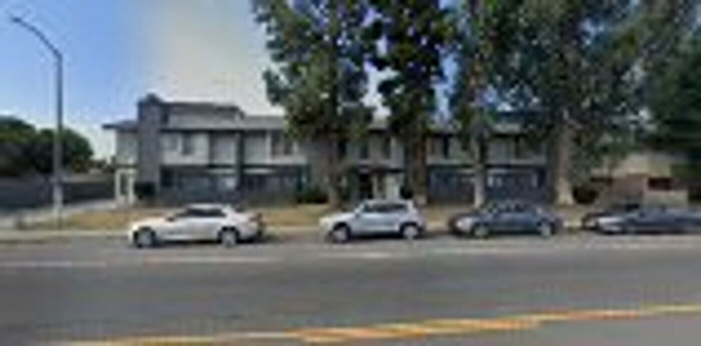 2311 Planz Rd in Bakersfield, CA - Building Photo