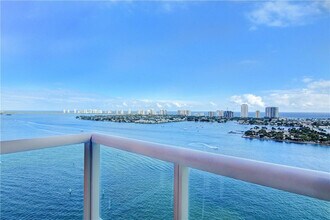 2640 Lake Shore Dr in Riviera Beach, FL - Building Photo - Building Photo