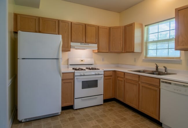 Sugar Creek Apartments in New Palestine, IN - Foto de edificio - Building Photo