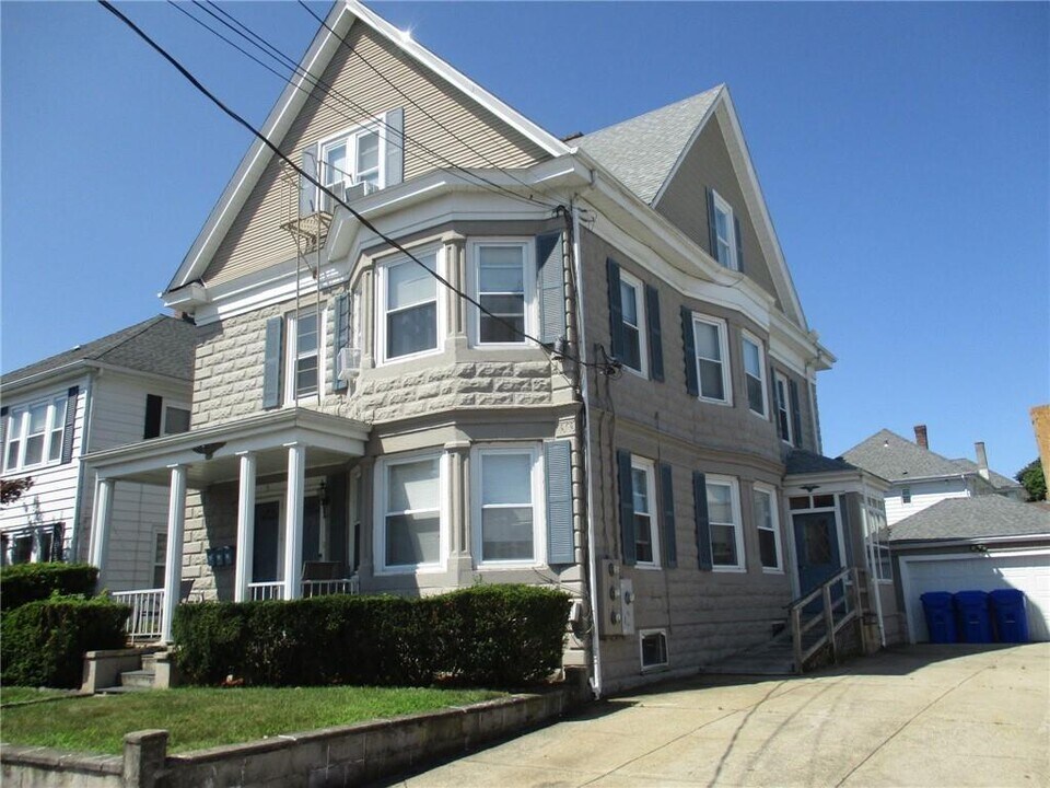 3 Rowe Ave in Pawtucket, RI - Building Photo