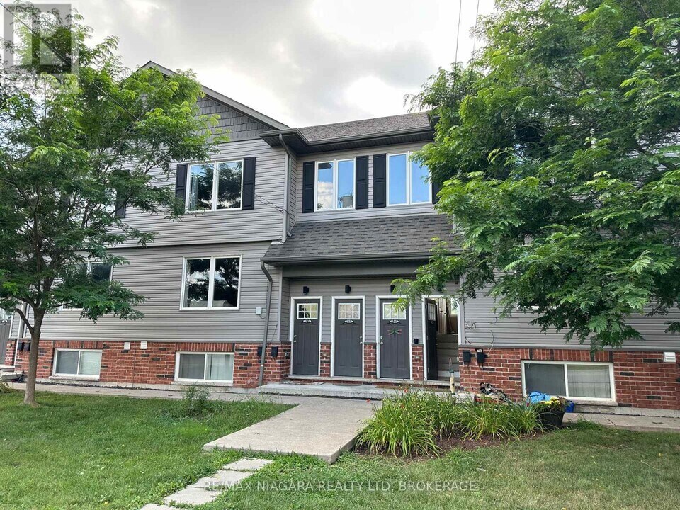 220 Erie St in Port Colborne, ON - Building Photo