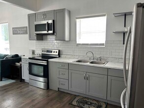 206 E Brenham St in Elgin, TX - Building Photo - Building Photo