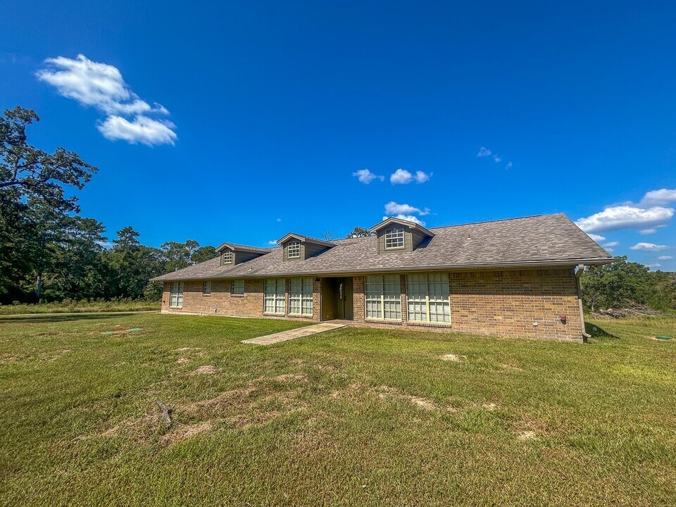 50 Neiderhoffer Subdivision Rd in Huntsville, TX - Building Photo