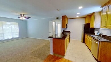 10594 High Hollows Dr, Unit 290 in Dallas, TX - Building Photo - Building Photo