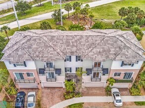 563 NW 35th Pl in Boca Raton, FL - Foto de edificio - Building Photo