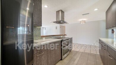 2643 Bismark Way in Sarasota, FL - Building Photo - Building Photo