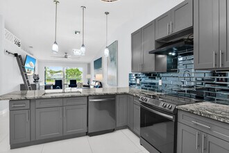 825 New Waterford Dr in Naples, FL - Foto de edificio - Building Photo