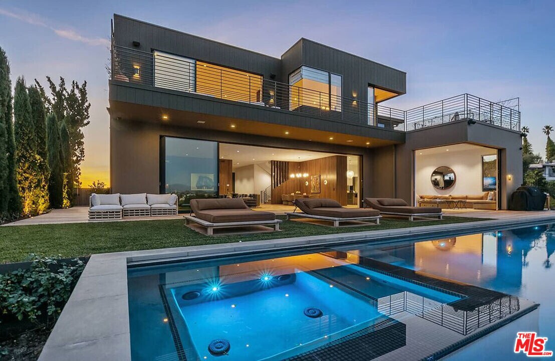 1030 Somera Rd in Los Angeles, CA - Building Photo