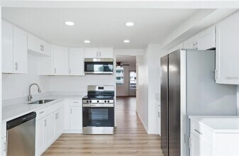 5095 Bay St NE in St. Petersburg, FL - Building Photo - Building Photo