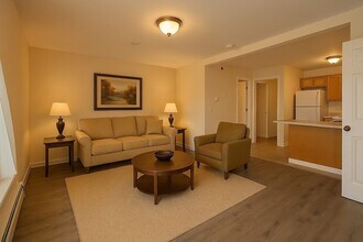 5 Concord Ct, Unit 10 in Ashland, MA - Foto de edificio - Building Photo