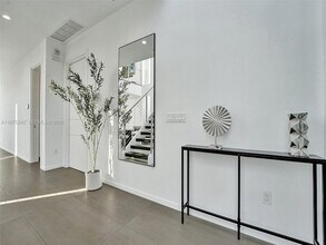 2217 NE 17th Terrace in Wilton Manors, FL - Foto de edificio - Building Photo