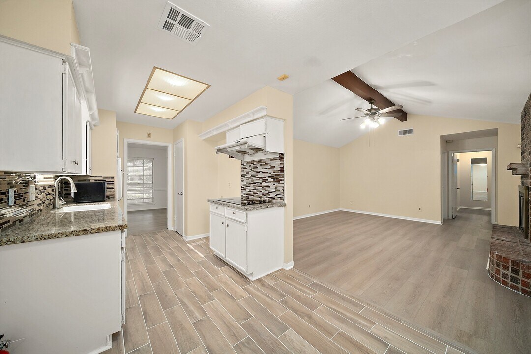 8407 Stroud Dr in Houston, TX - Building Photo