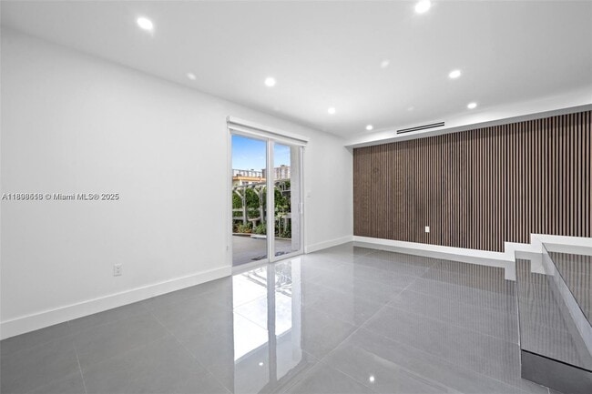 3807 NE 166th St in North Miami Beach, FL - Building Photo - Building Photo