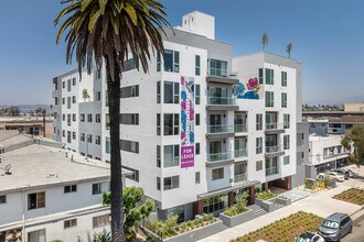 The Hummingbird LA - Brand New in Los Angeles, CA - Foto de edificio - Building Photo