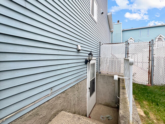 32 Kelly Blvd, Unit #1 in Staten Island, NY - Building Photo - Building Photo