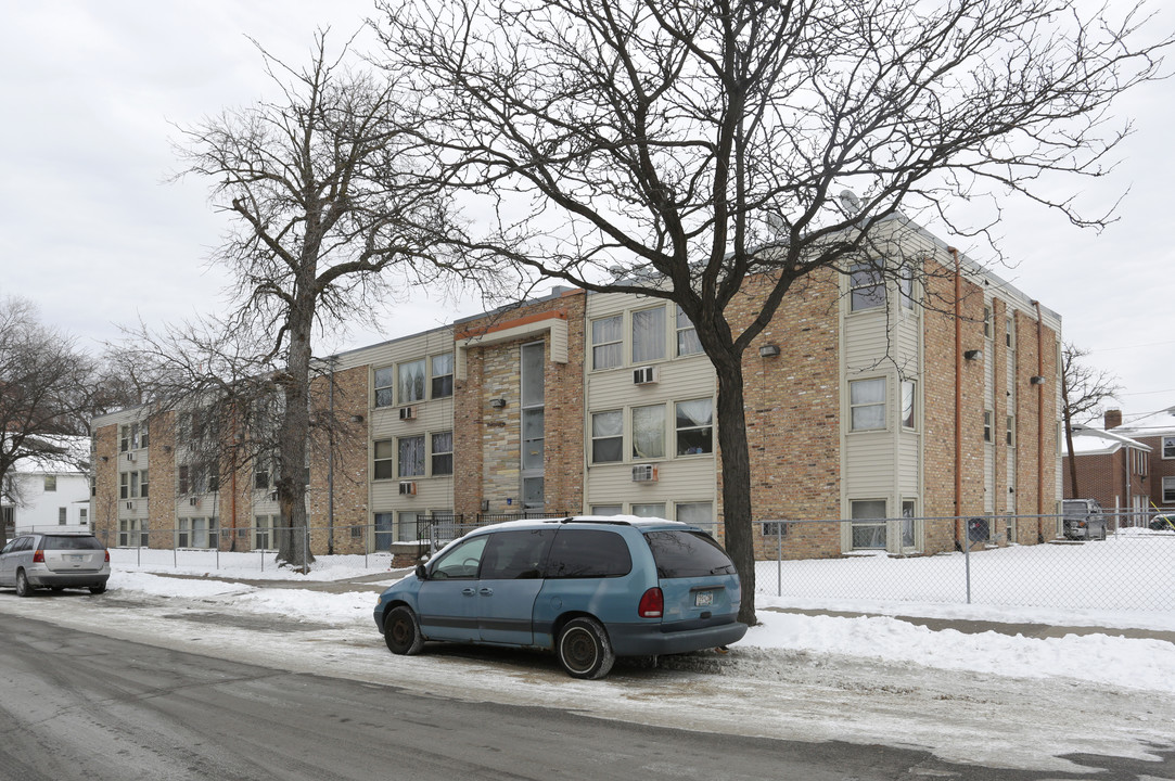 Twin Place Apartments in Minneapolis, MN - Building Photo