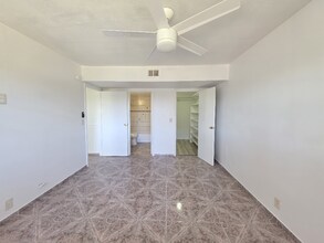 575 S Royal Crest Cir in Las Vegas, NV - Foto de edificio - Building Photo