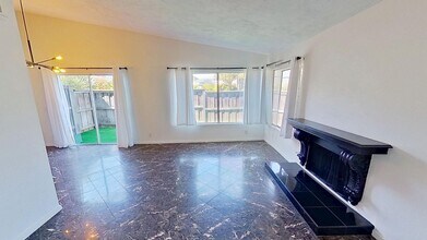 451 Cannon Green Dr in Goleta, CA - Building Photo - Building Photo