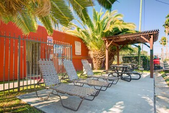 Windrush Apartments in Corpus Christi, TX - Foto de edificio - Building Photo