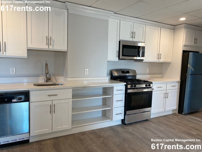 92 Irving St, Unit 3 in Everett, MA - Foto de edificio - Building Photo