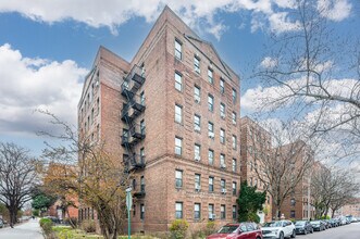 96-09 66th Ave in Rego Park, NY - Building Photo - Building Photo