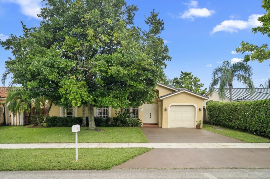 14832 SW 173rd St in Miami, FL - Building Photo
