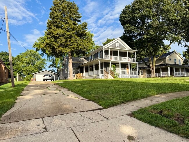 10907 N Woodstock St, Unit B in Huntley, IL - Building Photo - Building Photo