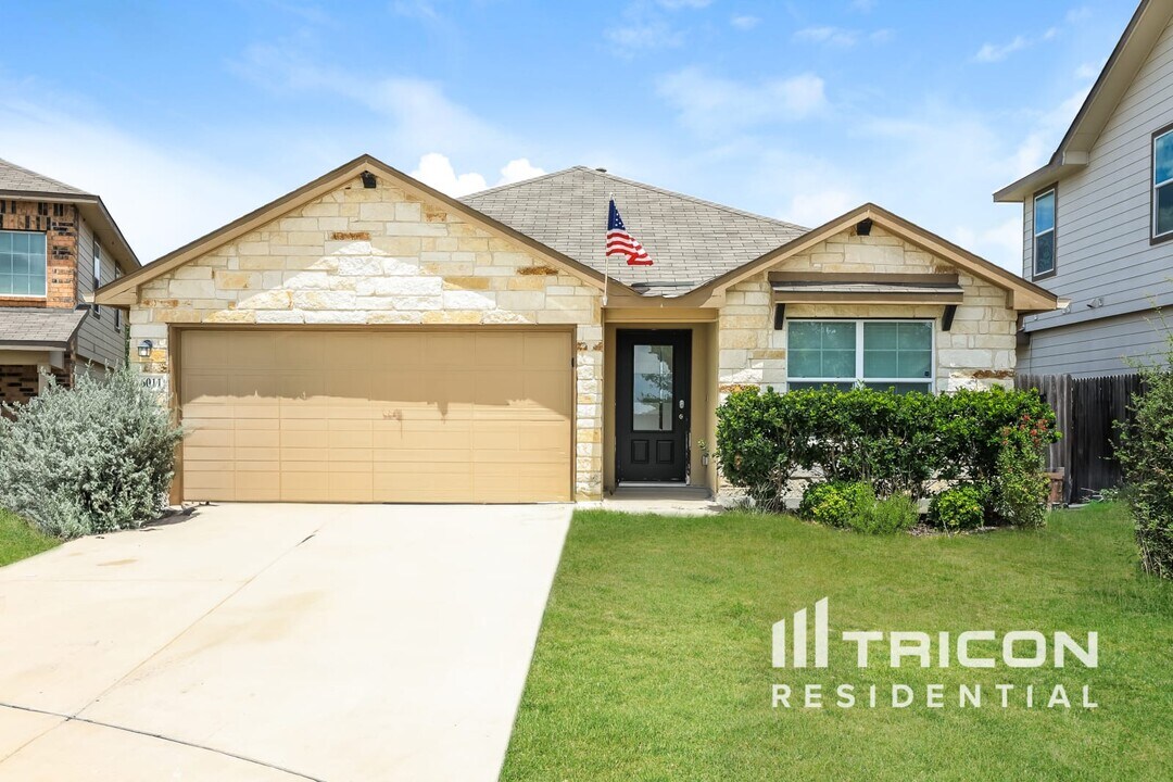 6011 Red Rose in San Antonio, TX - Building Photo