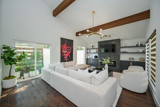 4627 Turf Valley Dr in Houston, TX - Building Photo - Building Photo