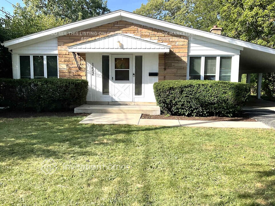 1462 Deerfield Rd in Deerfield, IL - Building Photo