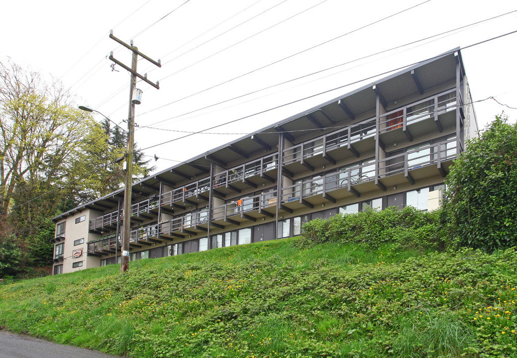 Raven View Apartments in Seattle, WA - Building Photo