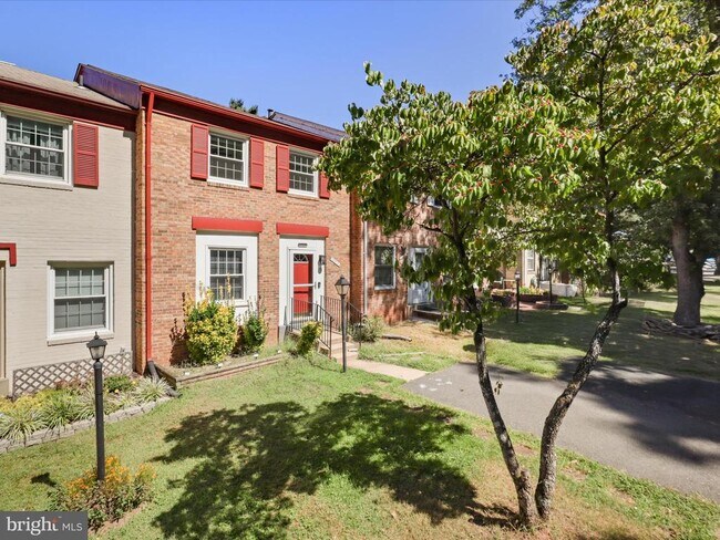14824 Maidstone Ct in Centreville, VA - Building Photo - Building Photo