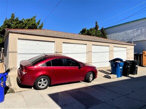 Ocean Breeze Apartments in San Diego, CA - Building Photo - Building Photo