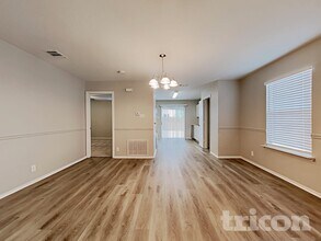 2007 Mission Cove in San Antonio, TX - Foto de edificio - Building Photo