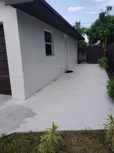 321 SW 105th Pl in Miami, FL - Building Photo - Building Photo