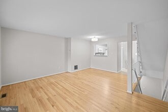 8640 Dellway Ln in Vienna, VA - Building Photo - Building Photo