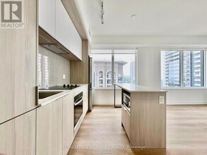 395 Square One Dr in Mississauga, ON - Building Photo - Building Photo