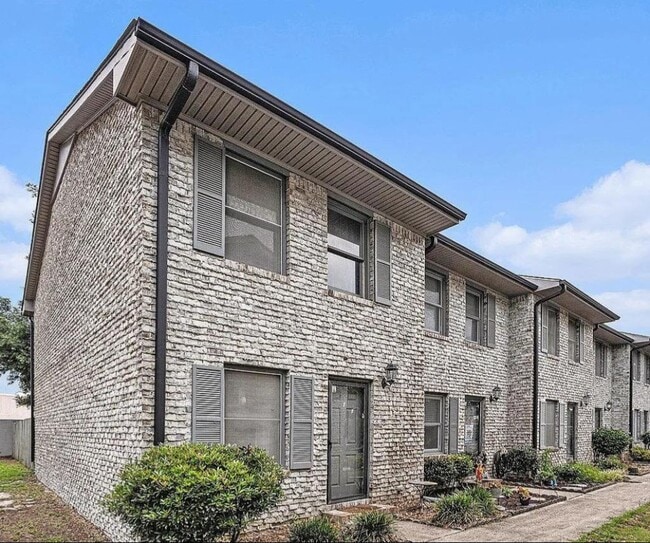 property at 100 Ye Olde Kings Hwy