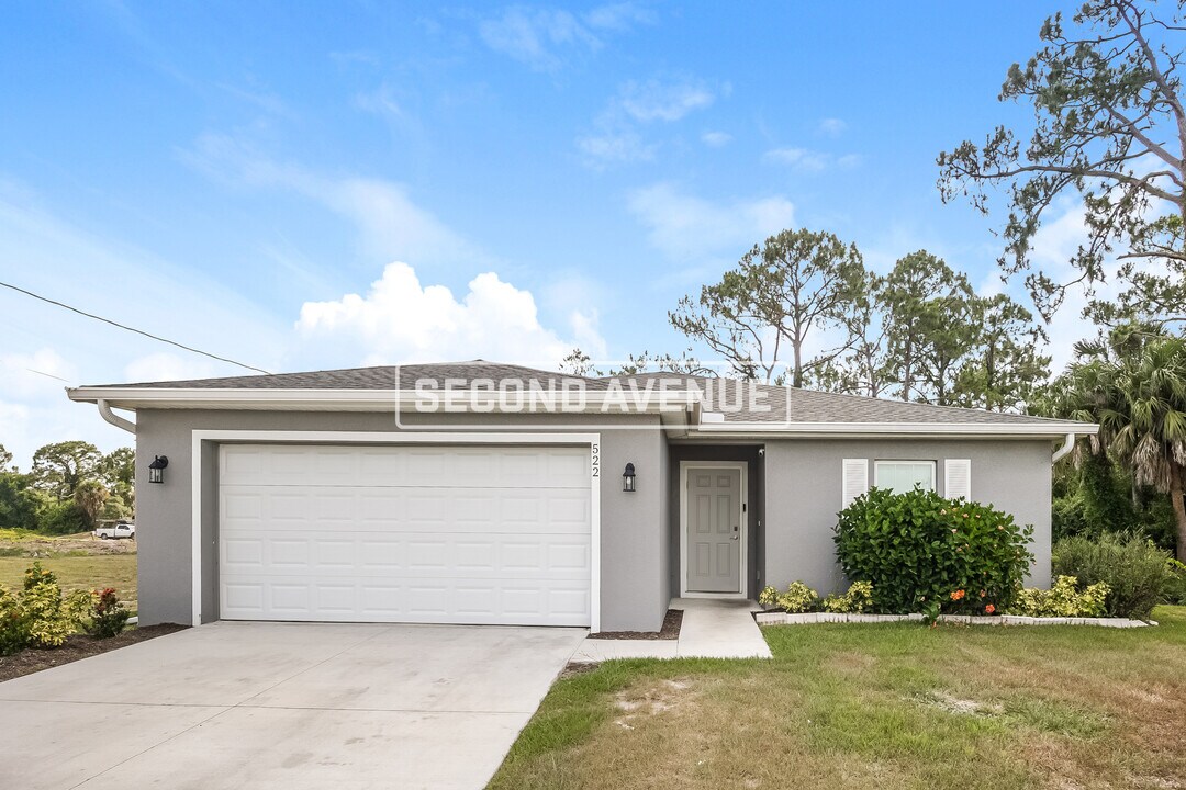 522 Upstate Ave S in Lehigh Acres, FL - Building Photo