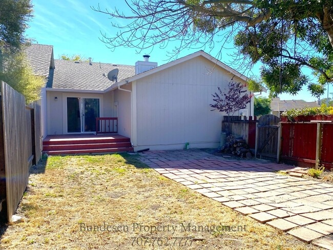 1702 Algol Ct in Petaluma, CA - Foto de edificio - Building Photo