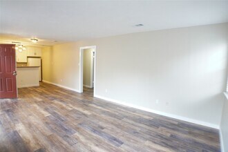 2401 Sycamore Ave in Huntsville, TX - Building Photo - Building Photo