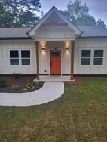 48 Burnt Creek Ct SW in Lilburn, GA - Building Photo